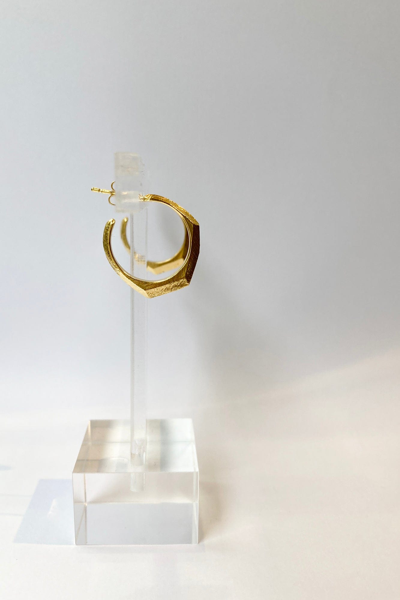 Medium Chunky Facet Hoops - Gold Plated AR.M ANNA ROSA MOSCHOUTI