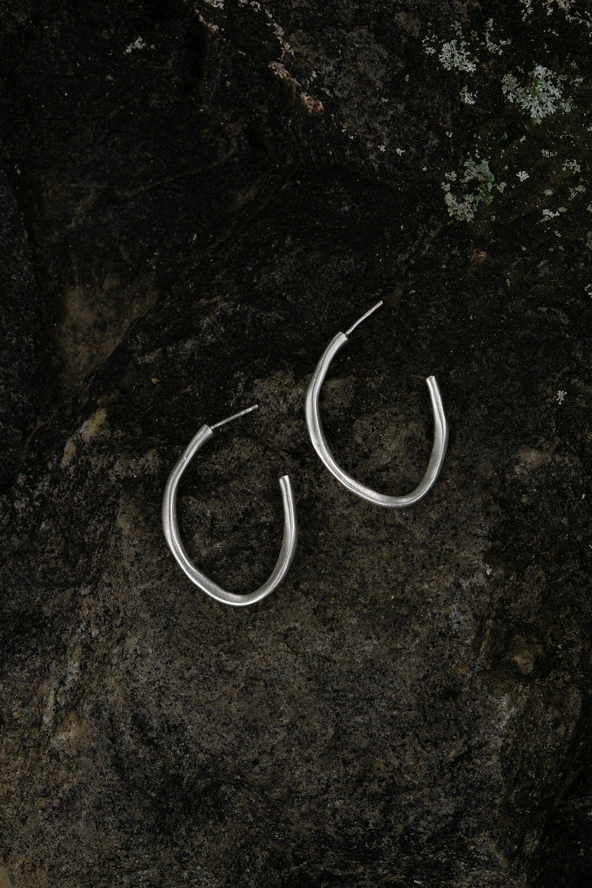 Medium Fracture Hoop Earrings - Silver AR.M ANNA ROSA MOSCHOUTI
