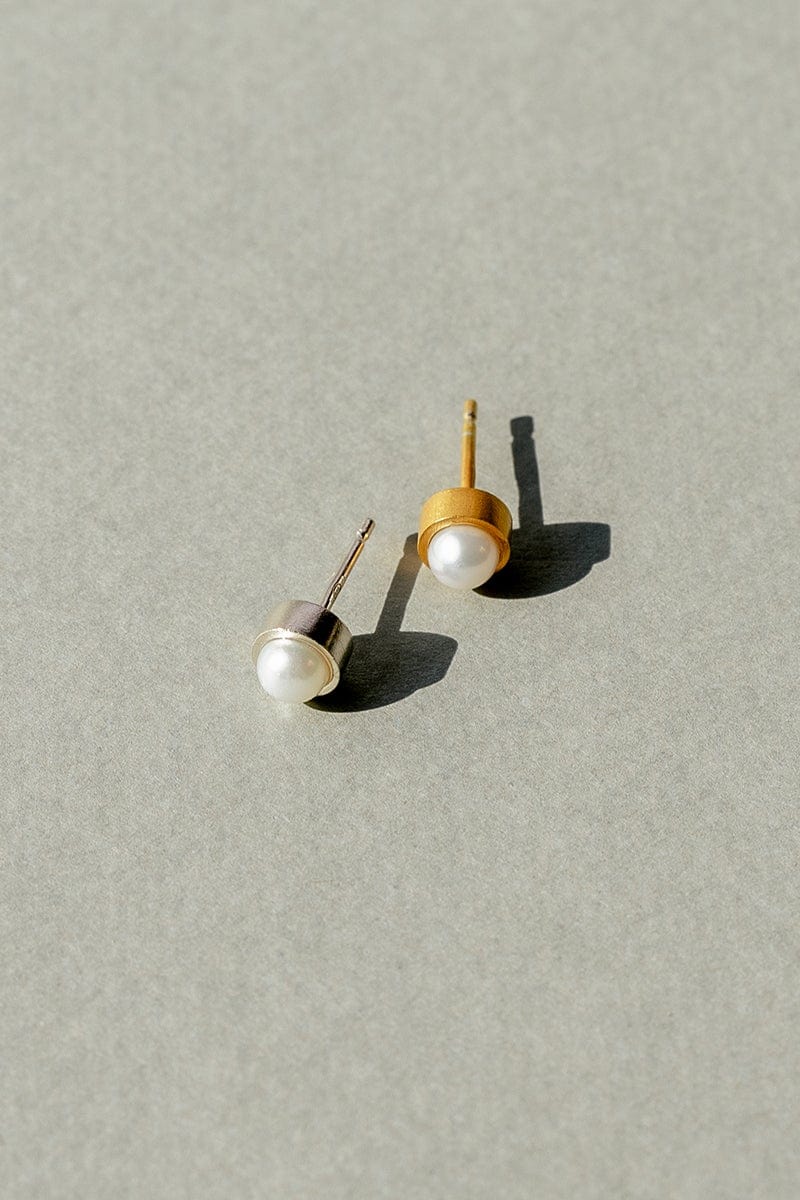 Mini Pearl Stud Earrings - Gold Plated AR.M ANNA ROSA MOSCHOUTI